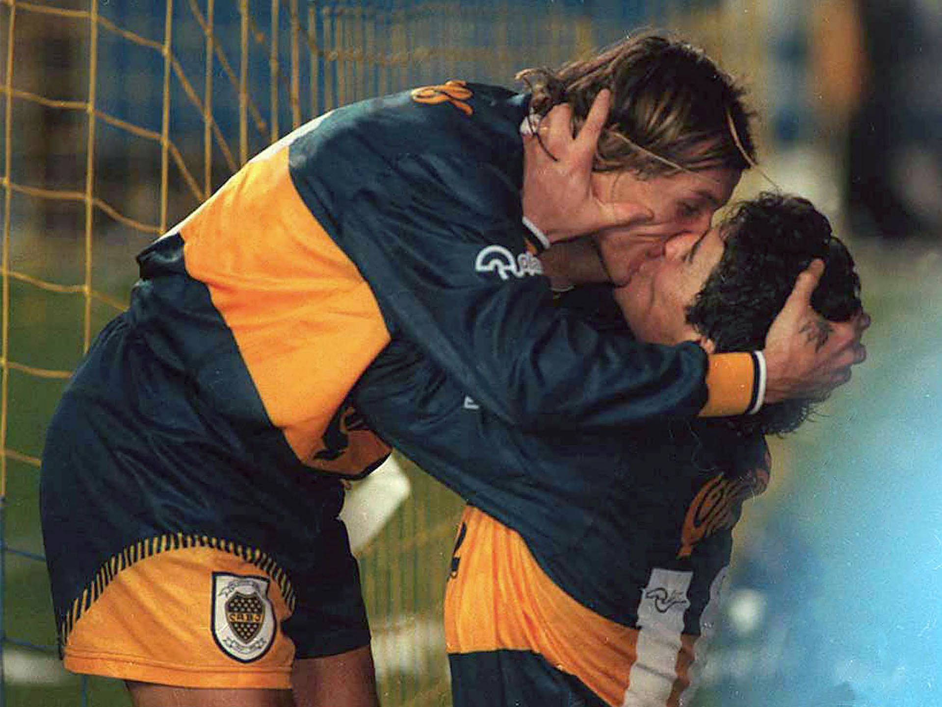 El beso de la amistad: Boca vence 4-1 a River y Maradona y Caniggia festejan con un gesto que pasó a la posteridad (Foto: Télam)