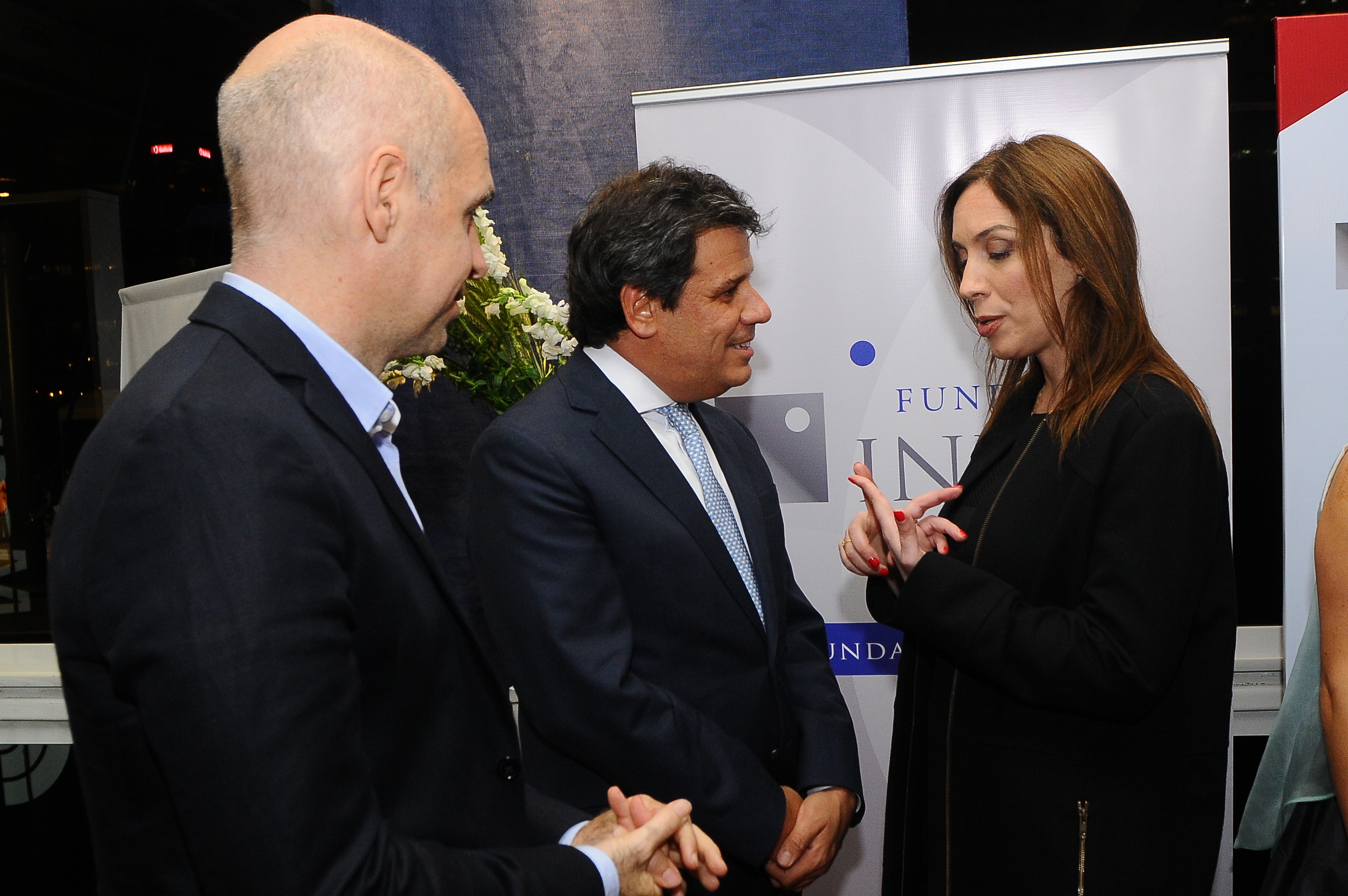 Facundo Manes dialogando con María Eugenia Vidal y Horacio Rodríguez Larreta