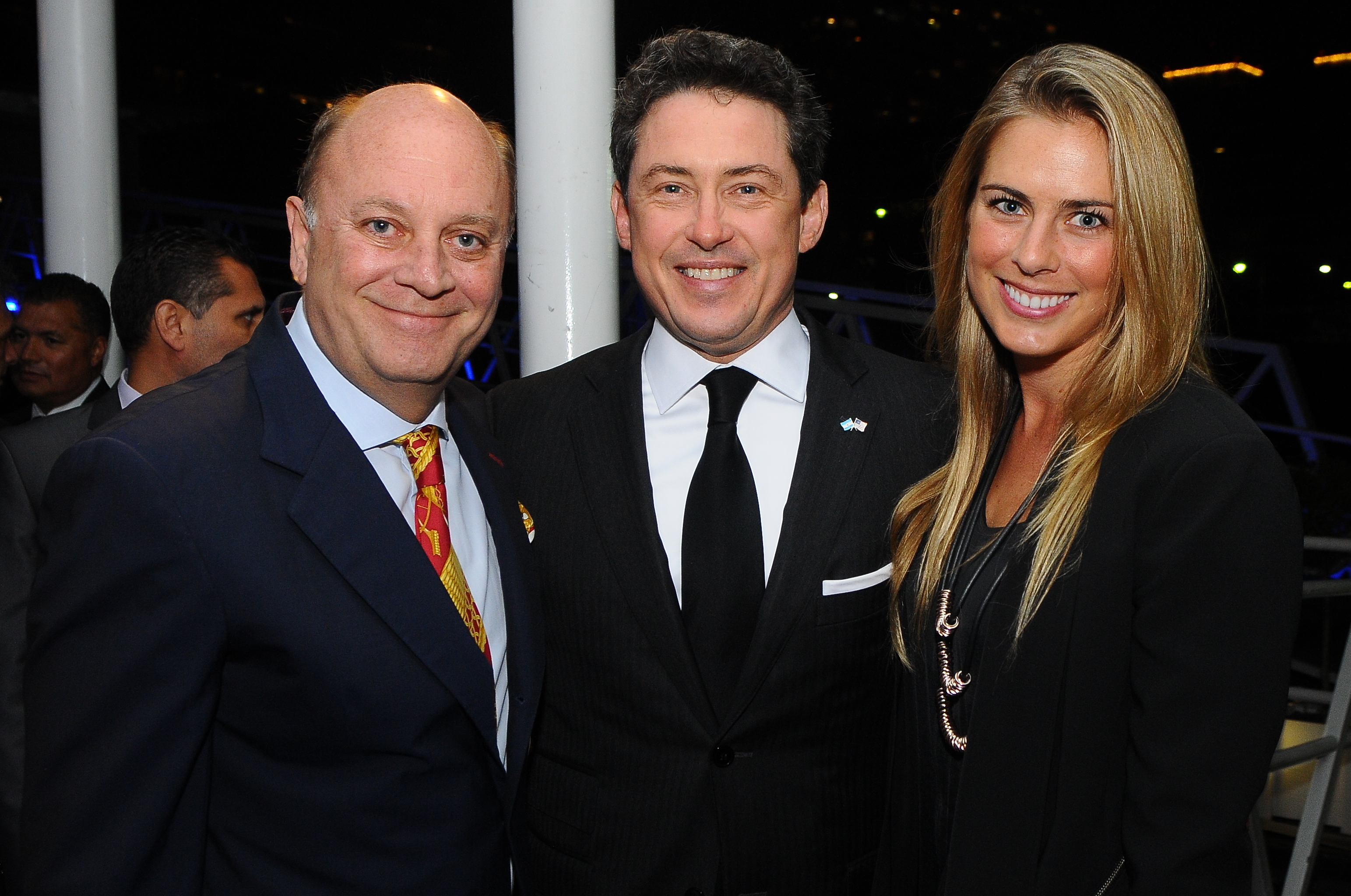 Martín Cabrales junto al embajador de los Estados Unidos en la Argentina, Noah Mamet, y Rachel Levak