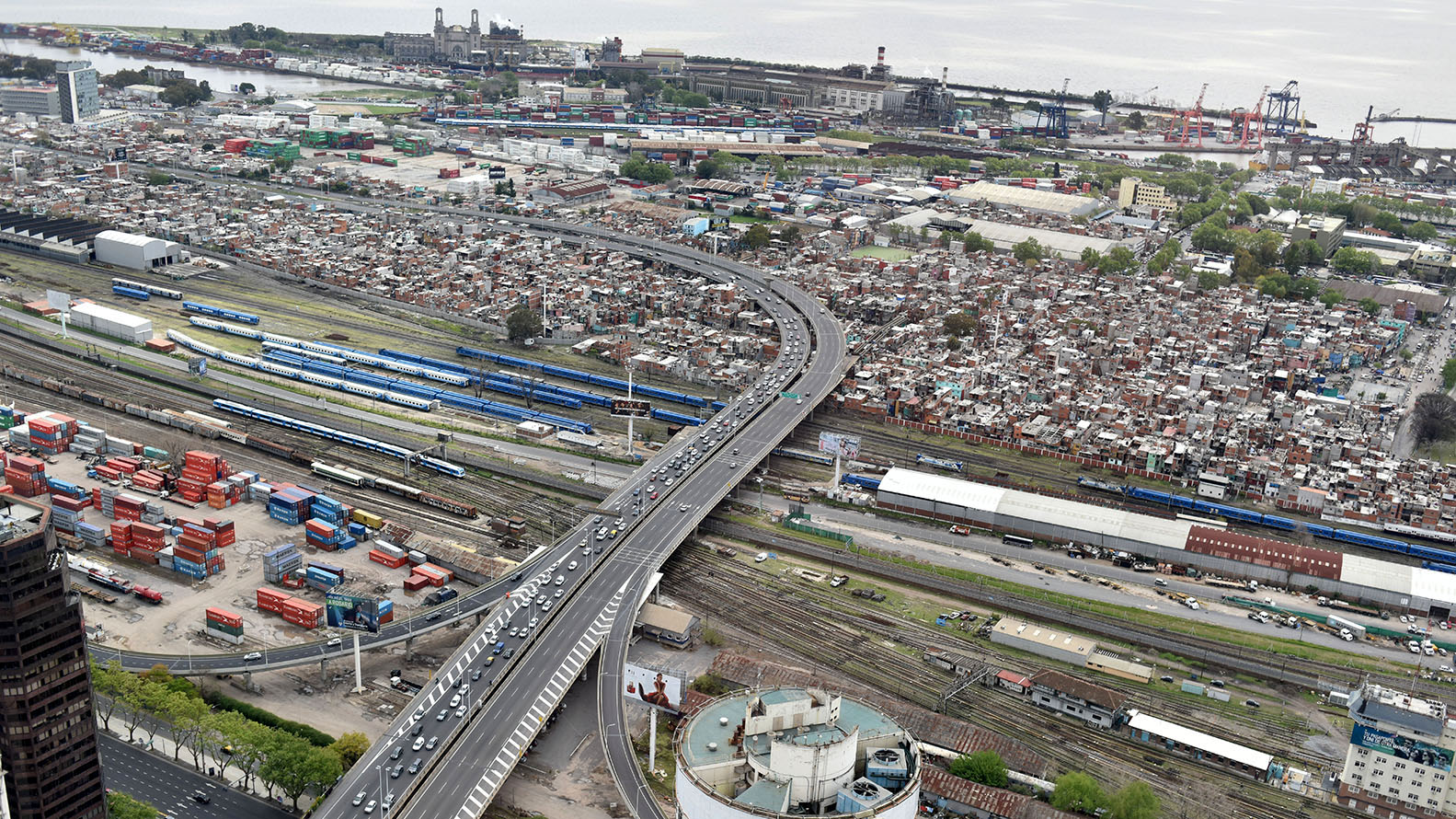 La Villa 31 creció a la vera de la autopista Illia