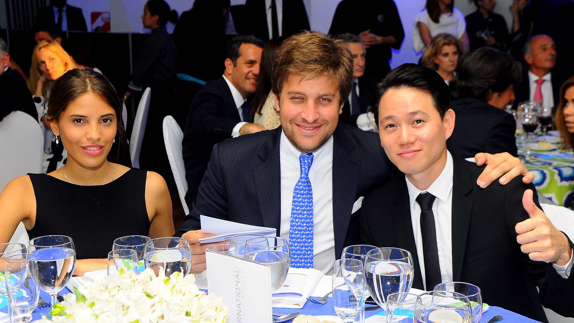 La modelo Taina Laurino Ferreira; Georgie Neuss, director del Grupo Urban Yard, y el empresario textil Julio Kim