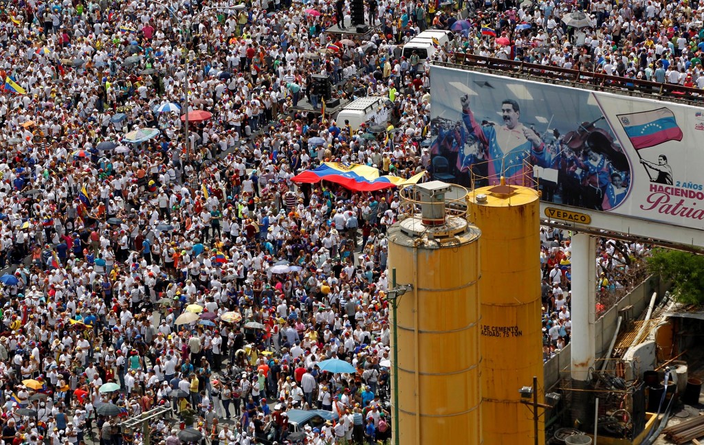 “Hemos comenzado un proceso para declarar la responsabilidad política de ese vago que tenemos en Miraflores”, dijo Ramos Allup, al explicar que la figura del “abandono del cargo” está contemplada en la Constitución cuando el presidente deja de cumplir sus deberes