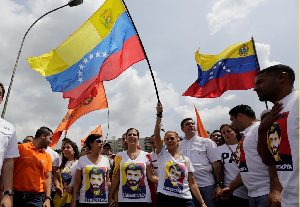 “Tenemos que lograr la destitución del dictador”, dijo Lilian Tintori, esposa del opositor encarcelado Leopoldo López, al intervenir en los discursos desde la tribuna