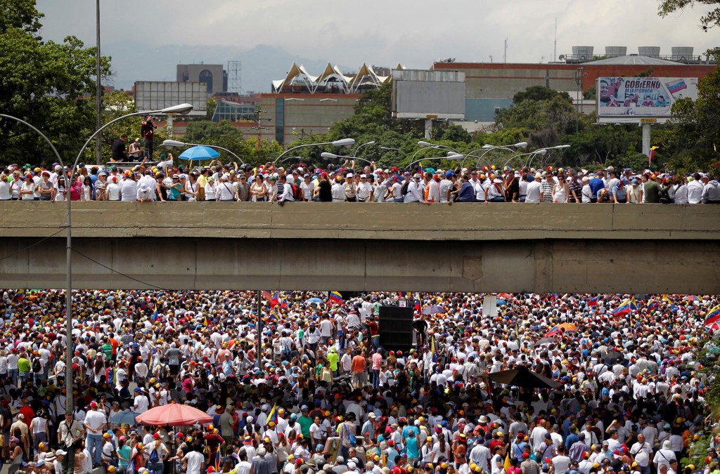 Al final de la marcha de cientos de miles de personas -que activistas estimaron en 1,2 millones de manifestantes-, los principales dirigentes de la oposición anunciaron su ofensiva para lograr la destitución de Maduro, tras la suspensión del referendo revocatorio