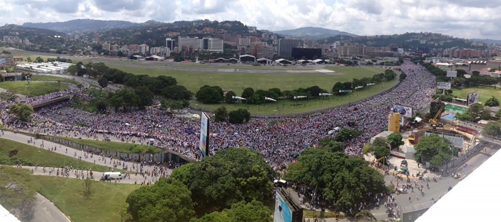 La oposición venezolana dio este miércoles un ultimátum al gobierno de Nicolás Maduro durante una multitudinaria protesta, en la que anunció que declarará al presidente “en abandono del cargo” y convocó a una huelga general