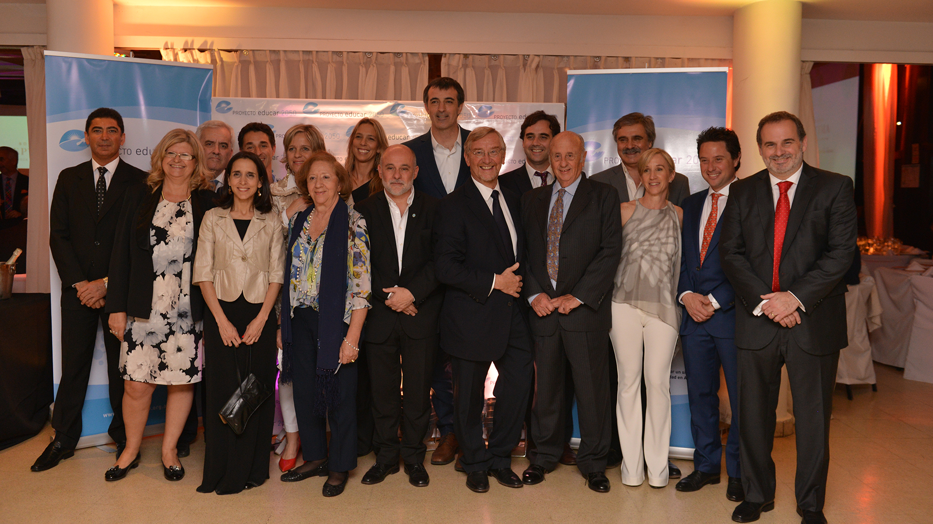 El Consejo Educar 2050 junto a los ministros y funcionarios de Educación de la Nación y las provincias, entre quienes se encontraban Esteban Bullrich; Walter Grahovac (Córdoba); Claudia Balagué (Santa Fe); José Luis Panozzo (Entre Ríos); y la secretaria de Innovación y Calidad Educativa del Ministerio de Educación de la Nación, Mercedes Miguel