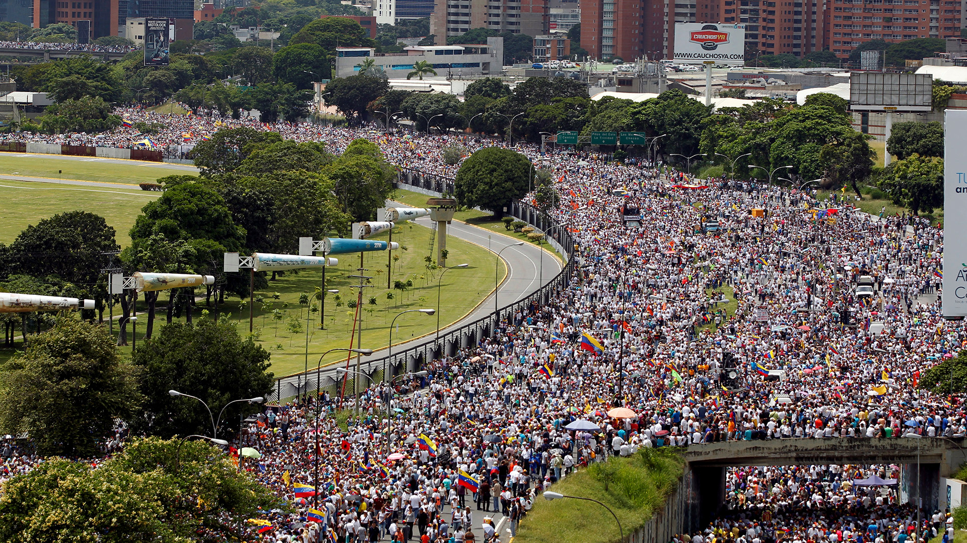 La oposición venezolana dio este miércoles un ultimátum al gobierno de Nicolás Maduro durante una multitudinaria protesta, en la que anunció que declarará al presidente “en abandono del cargo” y convocó a una huelga general