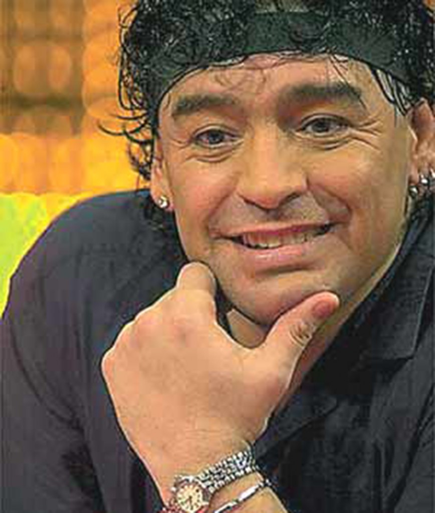 Maradona posando, mientras luce una vincha en su cabellera