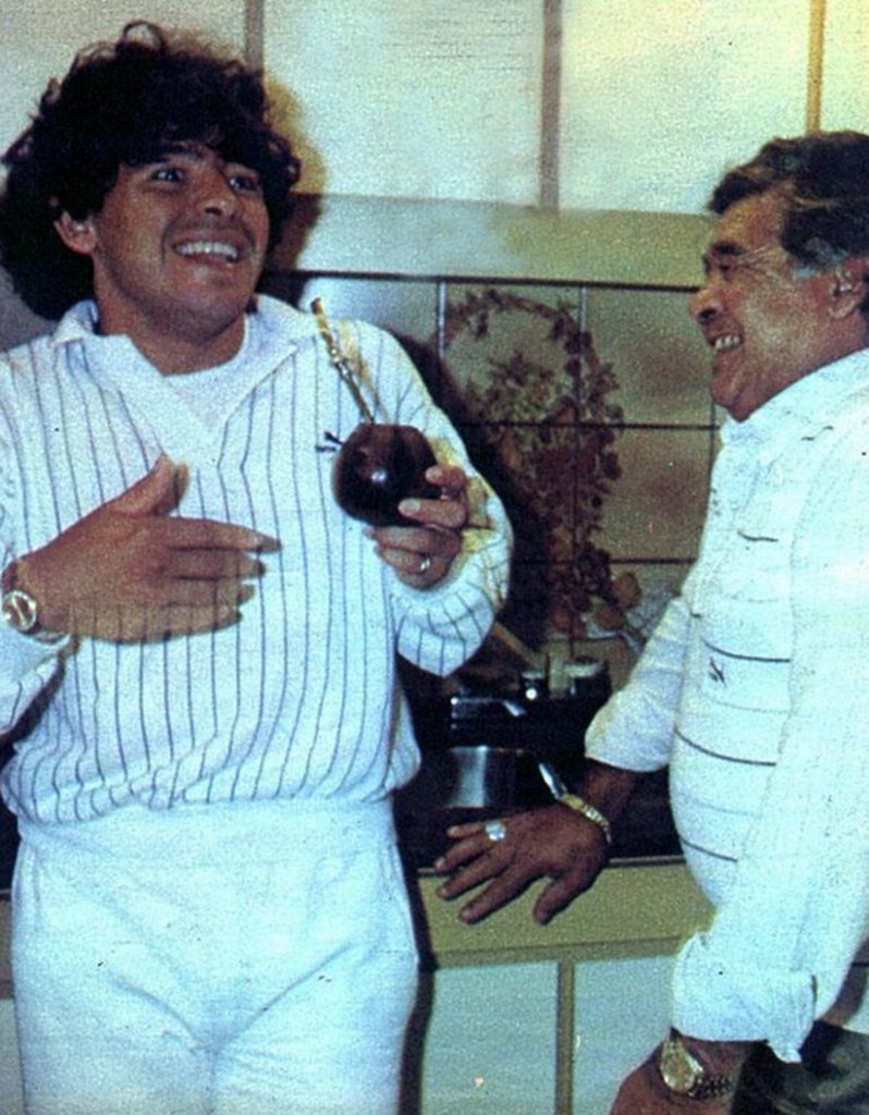 Tomando mate junto a Don Diego, su padre