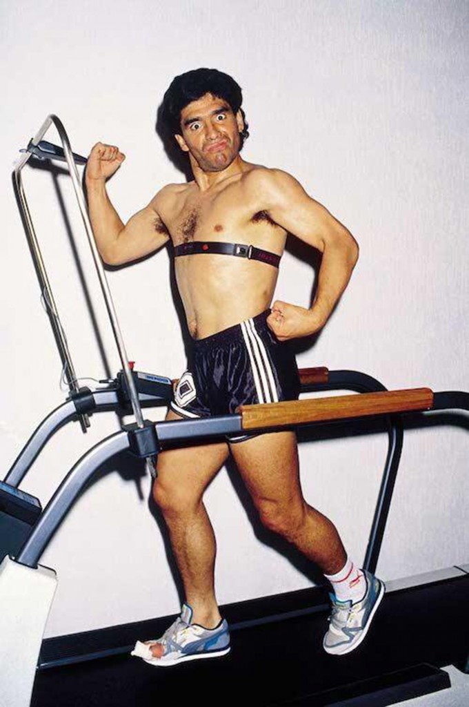 Jugando ante las cámaras, en el medio de un entrenamiento arriba de una cinta