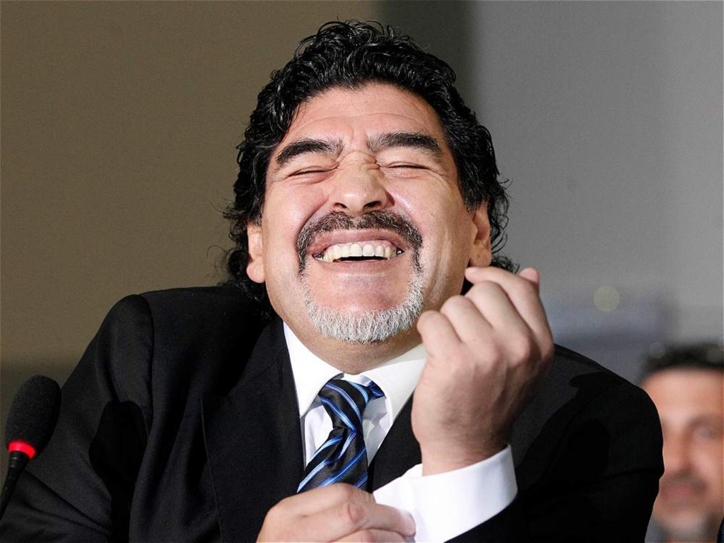 Sonriente, con su barba candado, en medio de una conferencia de prensa