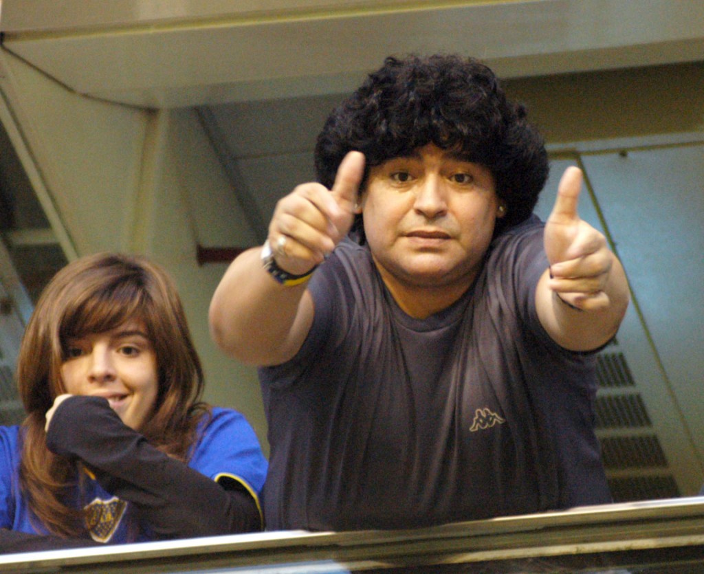 Un Maradona positivo: hinchando por Boca junto a su hija Dalma