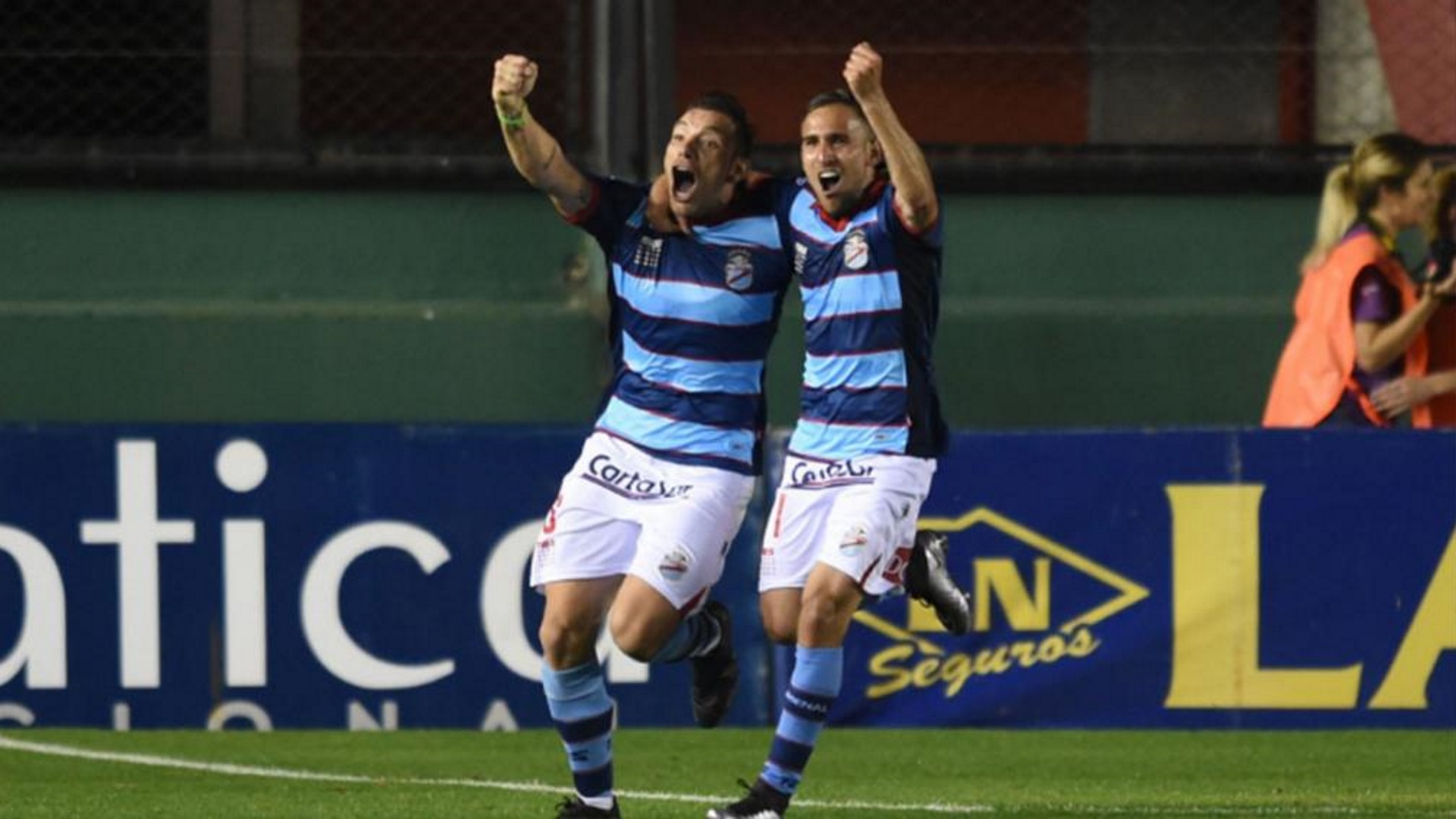 El festejo de gol de Jonathan Bottinelli que enojó a Cristian Fabbiani (Télam)
