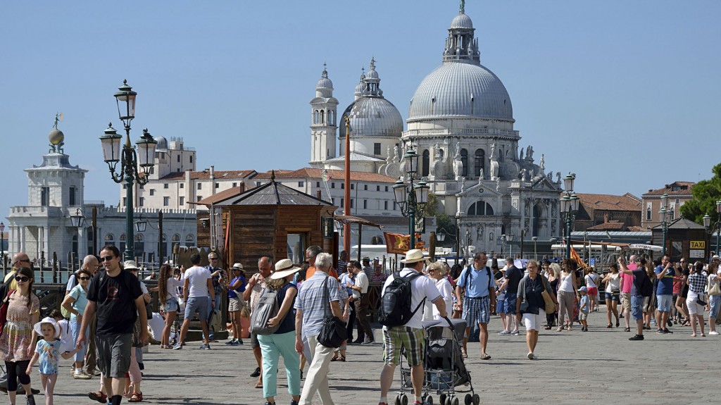 Otra de las grandes amenazas son los gigantescos cruceros que invaden Venecia, en especial durante el verano (iStock)