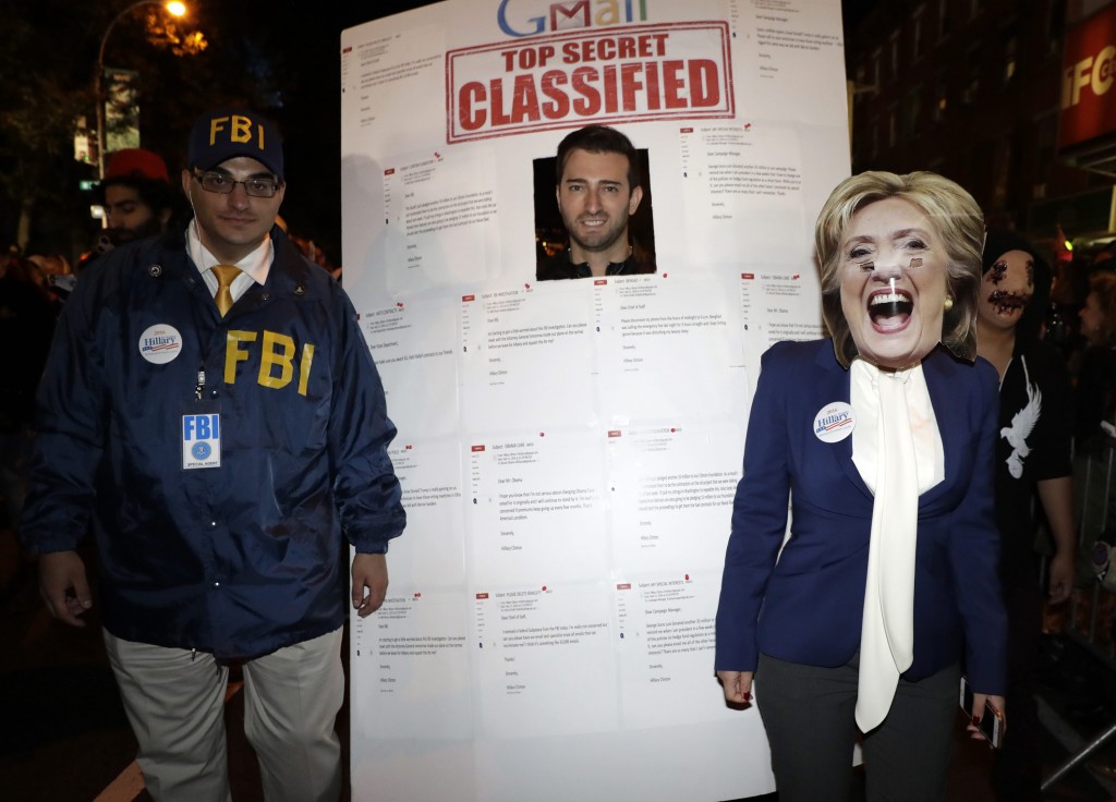 Una compleja puesta en escena del escándalo de los correos electrónicos y el FBI que sacude a Hillary Clinton (EFE)