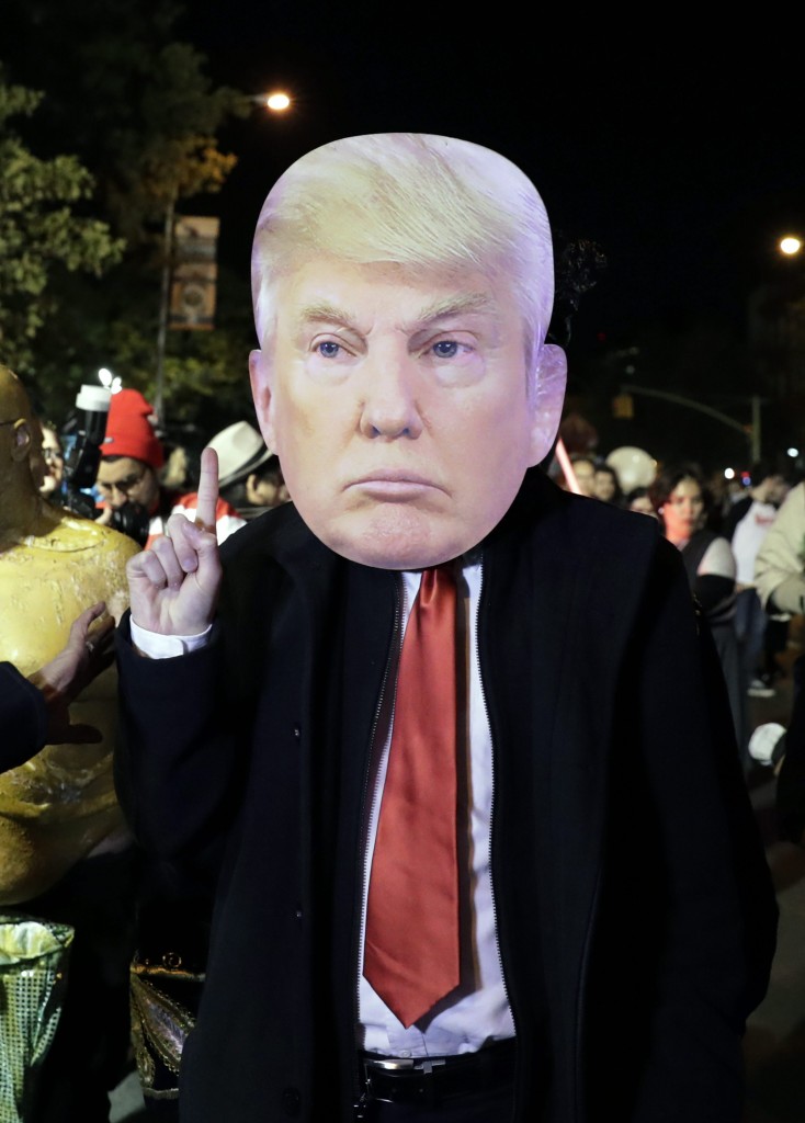 Un hombre caracterizado como el candidato republicano Donald Trump (EFE)