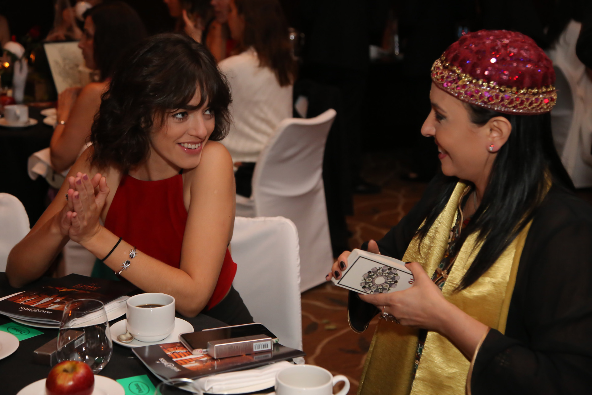 Las invitadas pudieron transitar por el esotérico mundo del tarot de la mano de Lourdes Verón, del I-Ching a través de Jorge Muñoz, Hebras de Té con Graciela Collarín, conocer todo sobre las runas junto a Beatriz Keledjian, Zona Samiyan (Borra del café), Alejandro Beato (numerología) y también disfrutaron de Jimena La Torre y de todo su equipo, con quienes pudieron transitar por el misterio de las predicciones