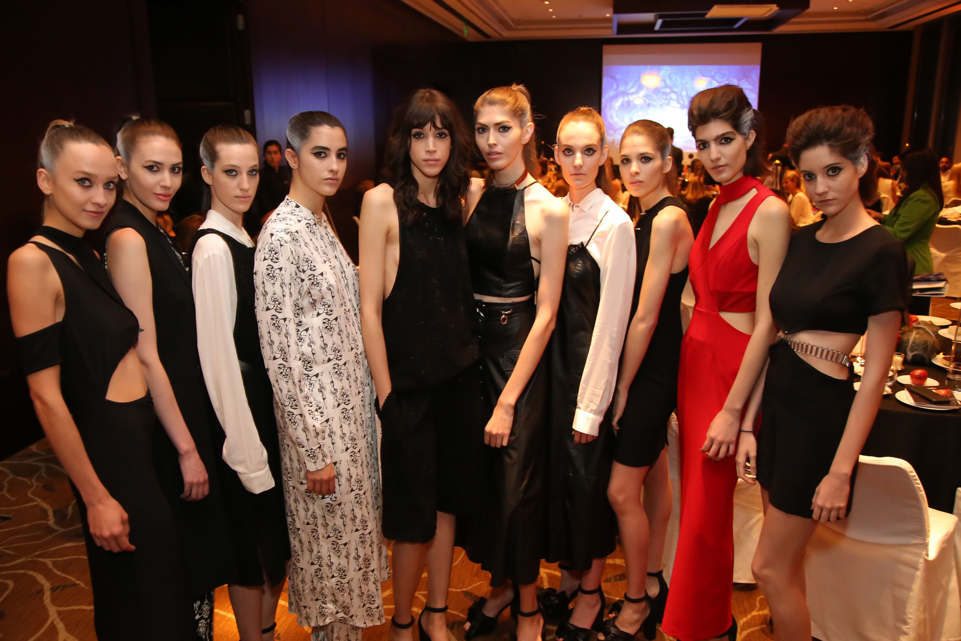 Durante la tarde, las invitadas también disfrutaron de un desfile con las últimas tendencias de la moda para la próxima temporada