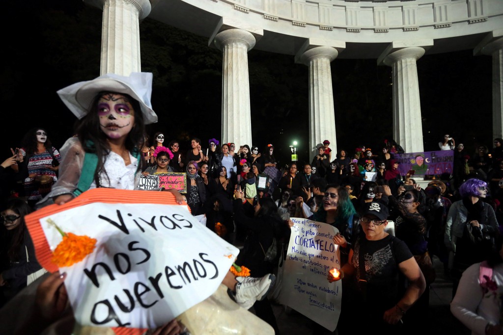 Una chica en el Hemiciclo a Juarez en México DF. “Vivas nos queremos”, dice el cartel