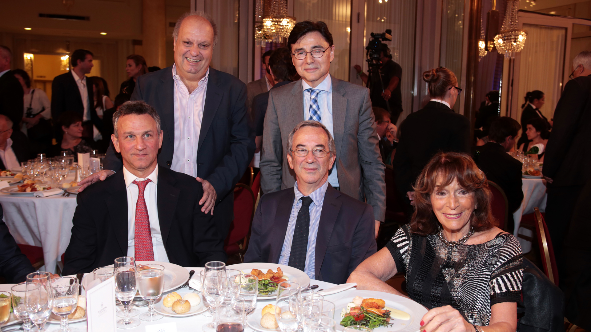 De pie: Hernán Lombardi y Jorge Fontevecchia. Sentados: Fernán Saguier, Jorge Sigal y Magdalena Ruiz Guiñazú