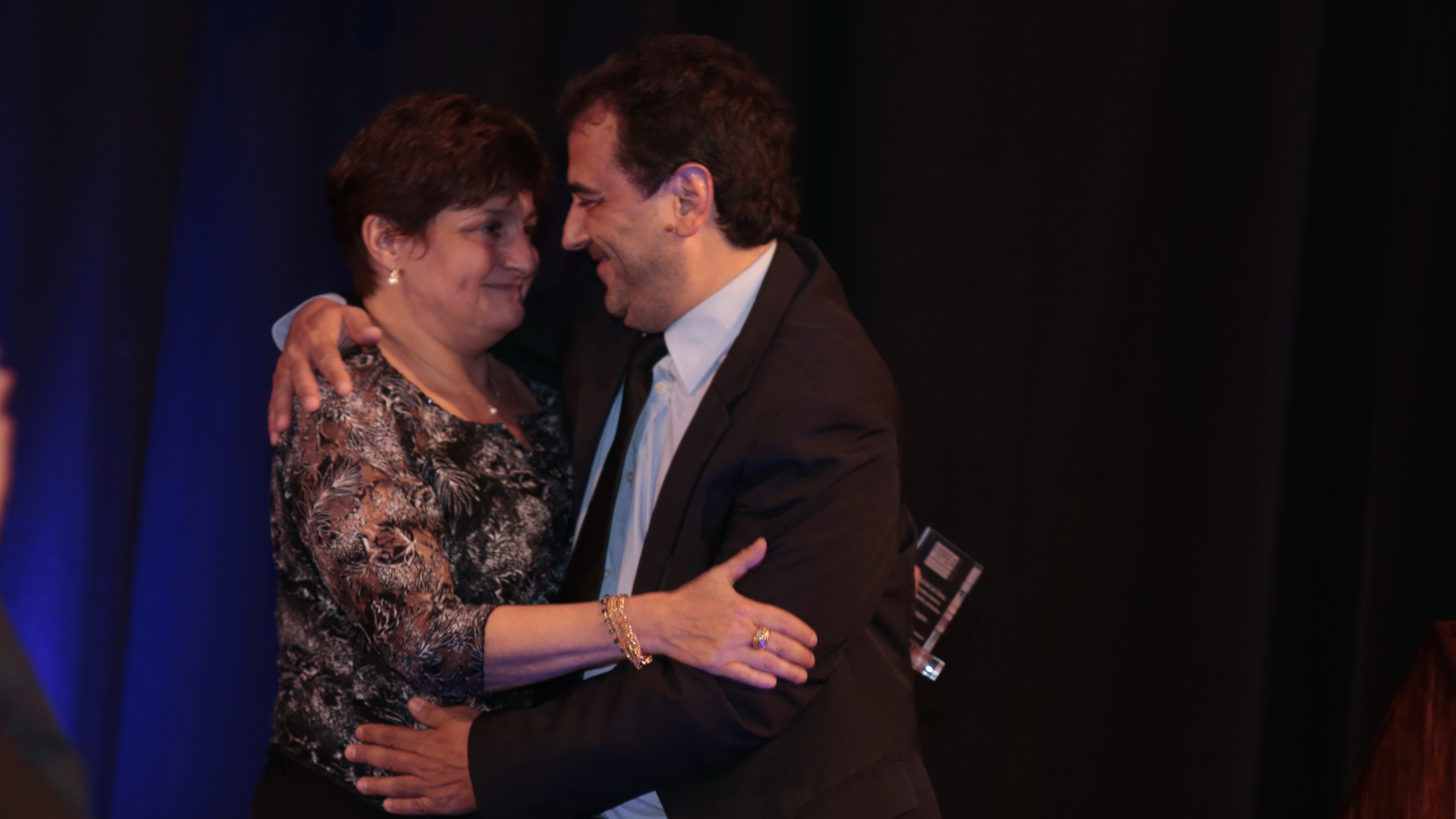 El emotivo abrazo entre Gladys Cabezas y Gabriel Michi