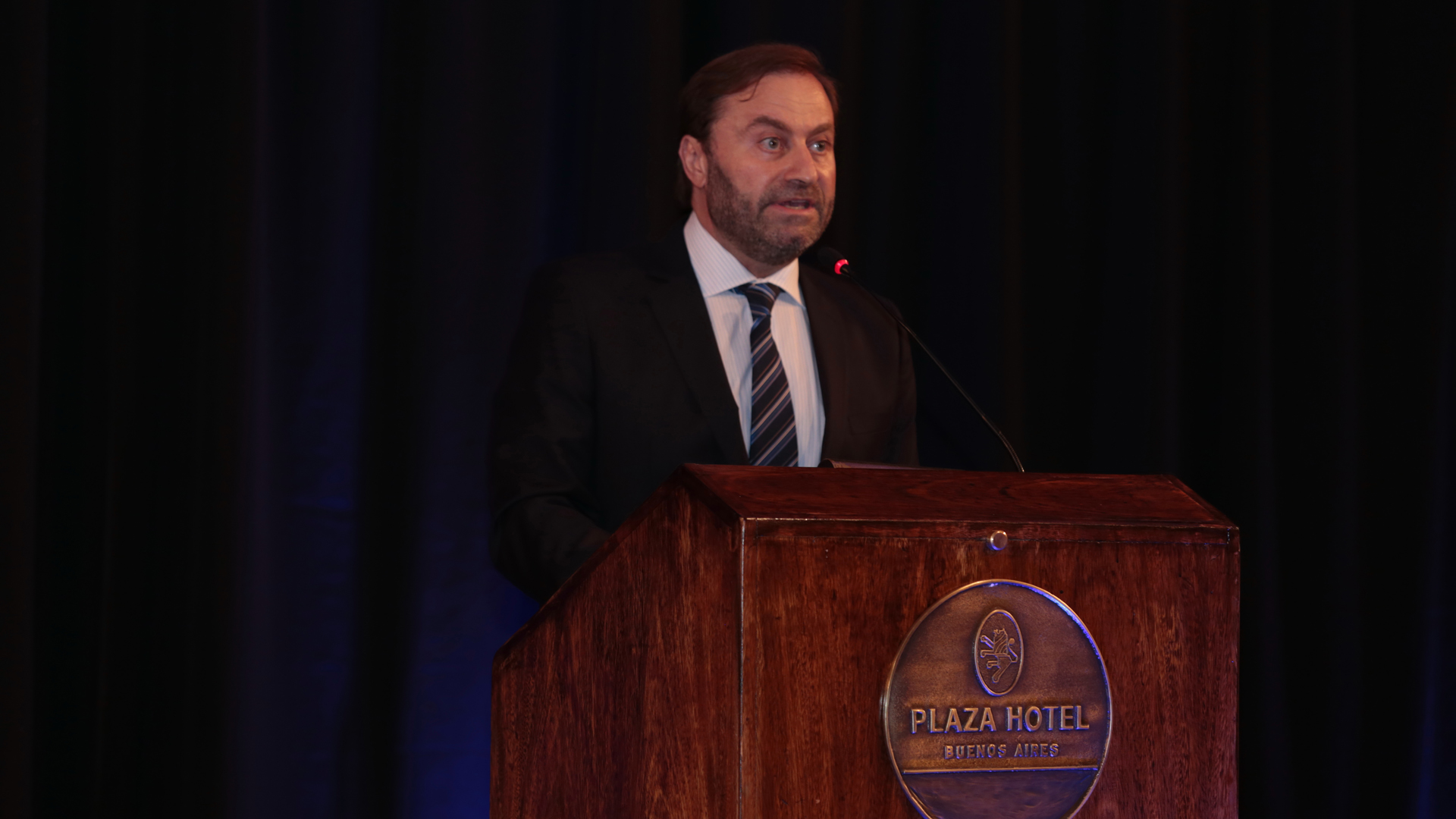 Néstor Sclauzero, presidente del Foro del Periodismo Argentino (FOPEA), durante su discurso de bienvenida a la ceremonia de premiación. El jurado estuvo integrado por Catia Seabra, de Brasil; Ewald Scharfenberg, de Venezuela; y Emilia Delfino, de Argentina /// Fotos: Christian Bochichio