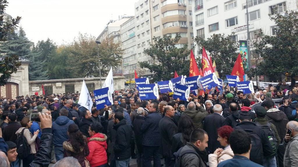 Los turcos le exigen a Erdogan que no recorte empleos (@Herekol_Kurd)