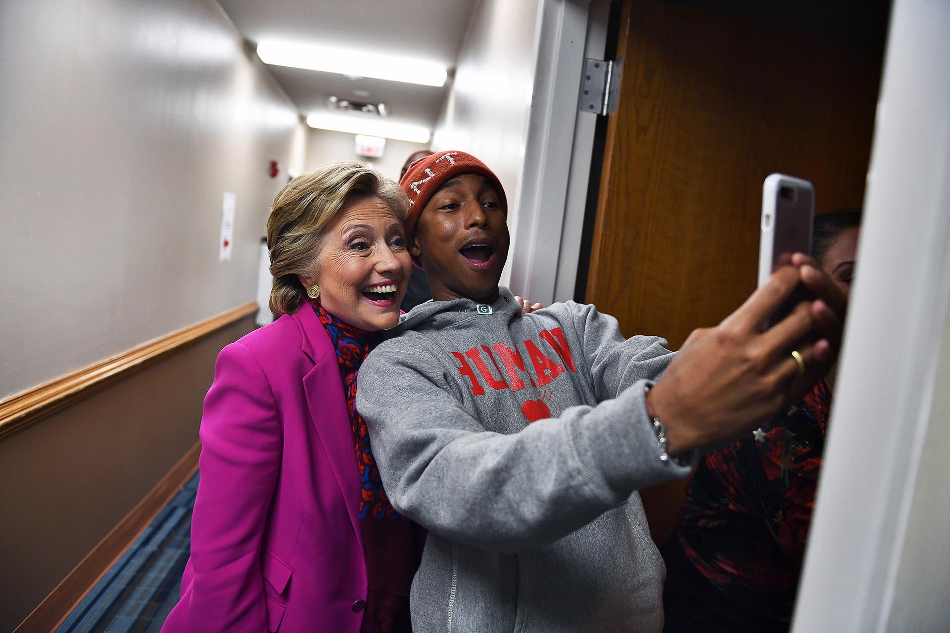 Durante la campaña a la presidencia de los Estados Unidos, la candidata Hillary Clinton lució sus clásicos tailleurs con ausencia de estampas en blanco, rojo, azul y violeta (AFP PHOTO / JEWEL SAMAD)