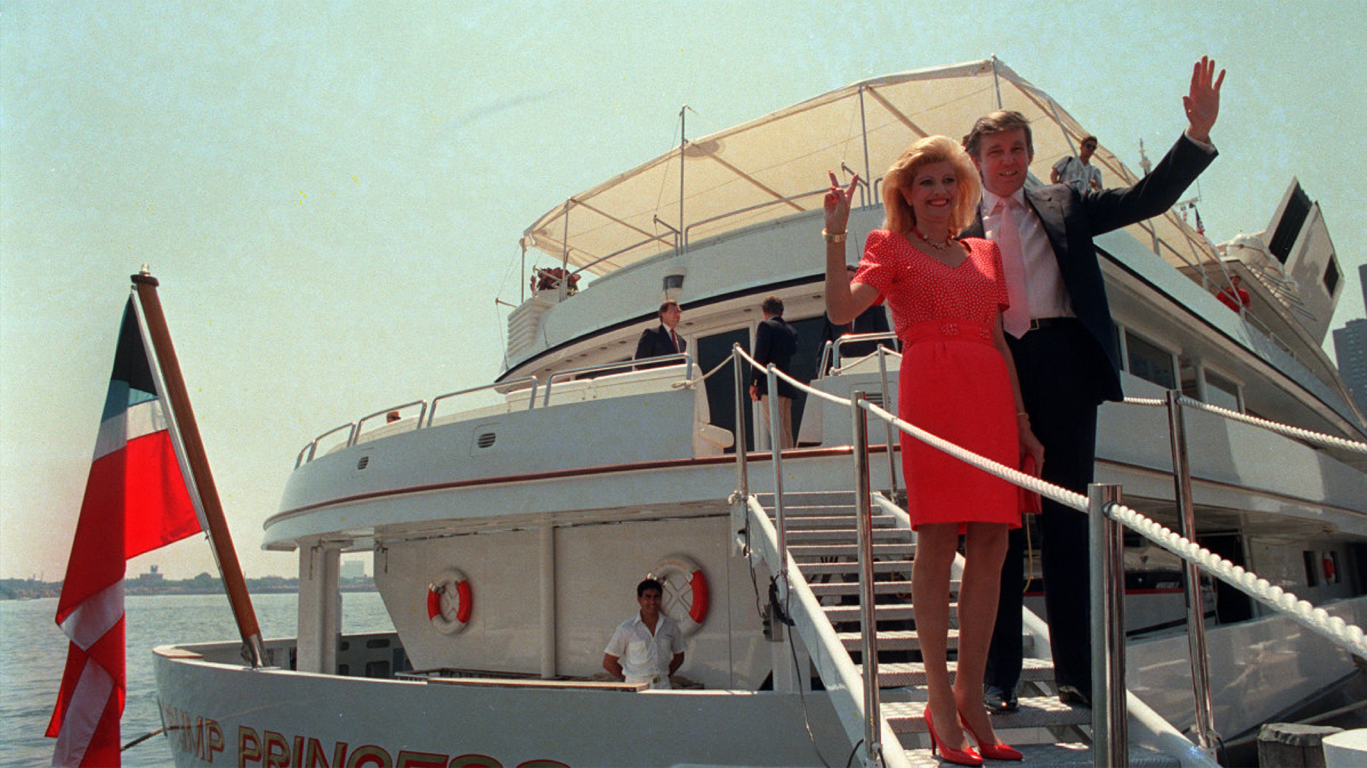 Trump e Ivana saludan a reporteros a bordo de un yate