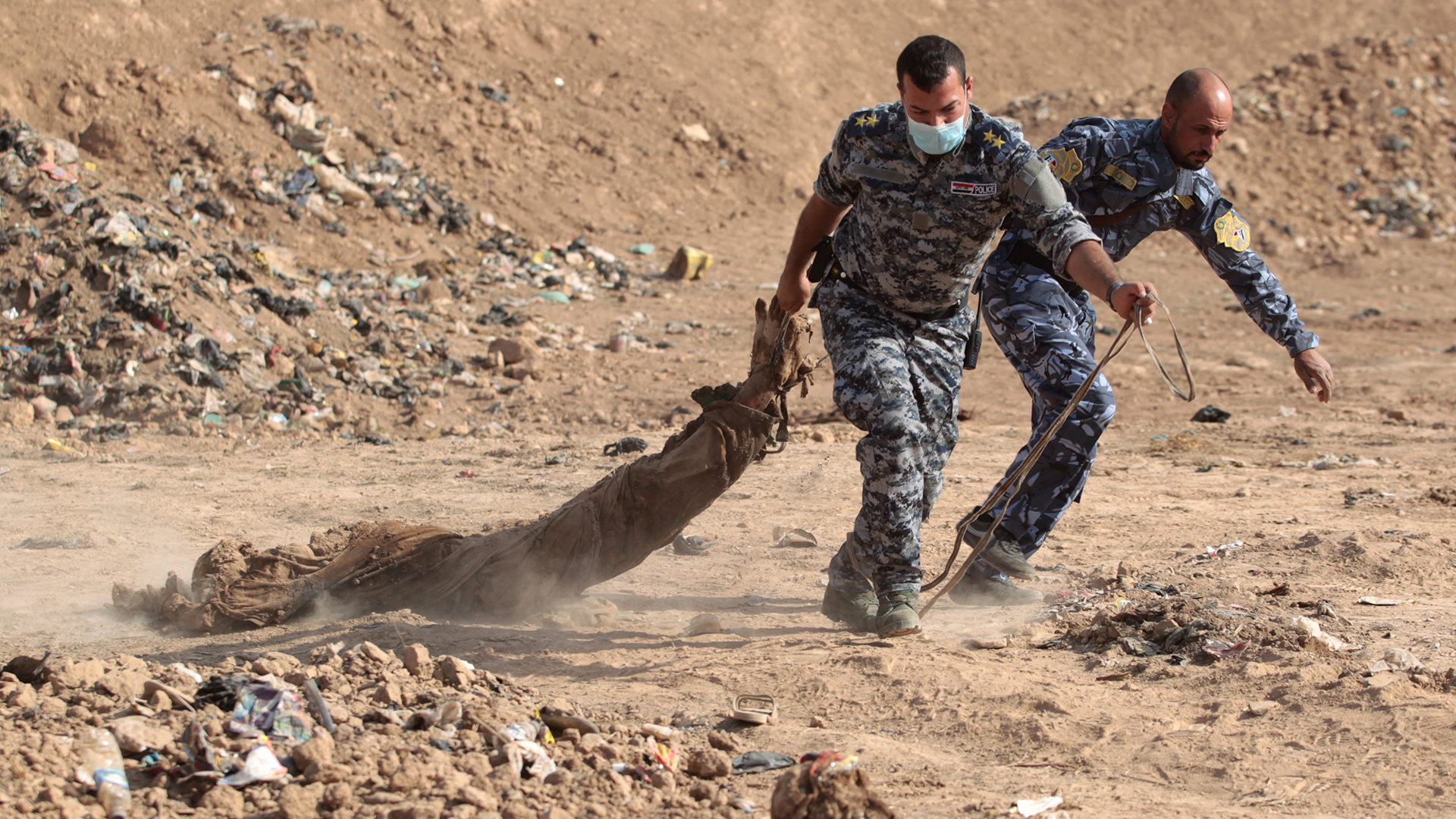 La fosa se encuentra cerca de la ciudad de Mosul (AFP)