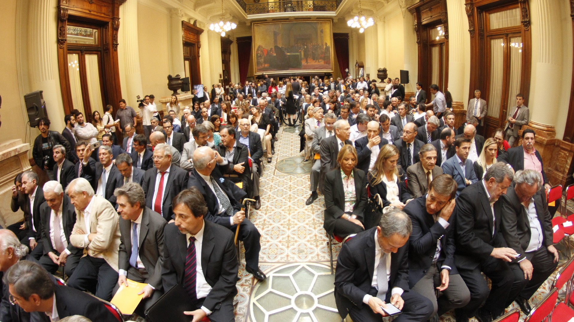 Políticos, periodistas, gente de la cultura colmaron el salón de los Pasos Perdidos del Congreso – Fotos: Nicolás Aboaf