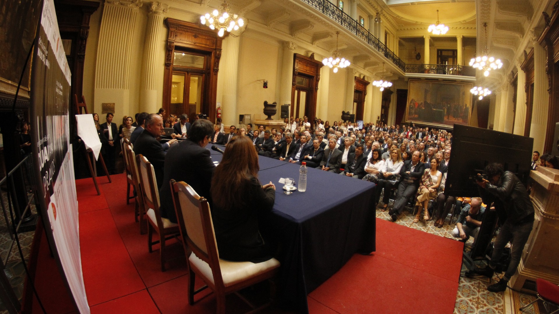 Un salón colmado y un reconocimiento merecido para el neurocientífico