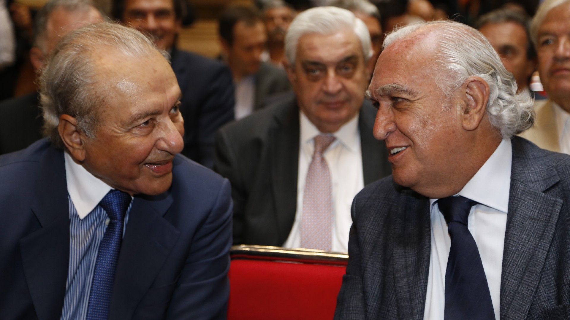Eduardo Menem junto a Ricardo Gil Lavedra. Atrás, Adelmo Gabbi, presidente de la Bolsa de Comercio