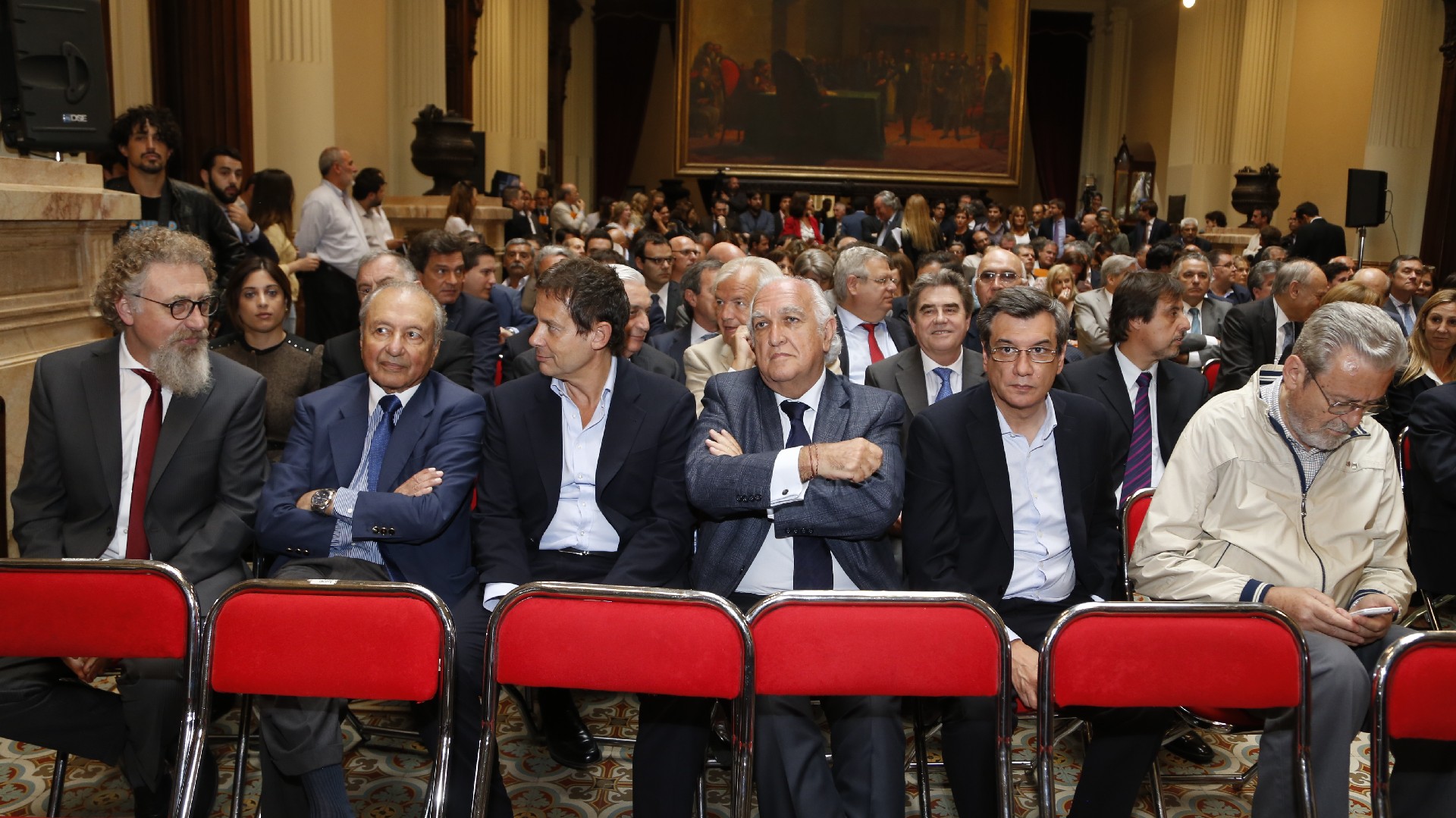 Eduardo Menem y Ricardo Gil Lavedra, dialogando con otros dirigentes políticos