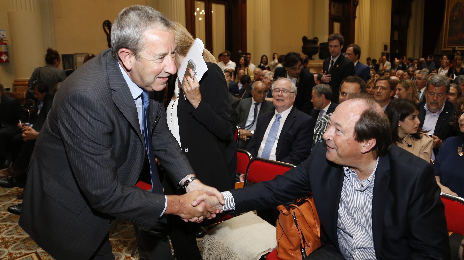 Saludo radical: Julio Cobos y un cálido apretón de manos con Ernesto Sanz