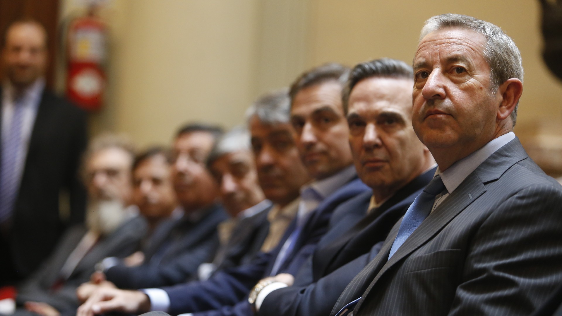 Atentos: Julio Cobos y Miguel Ángel Pichetto, entre otros, escuchan a Manes atentamente