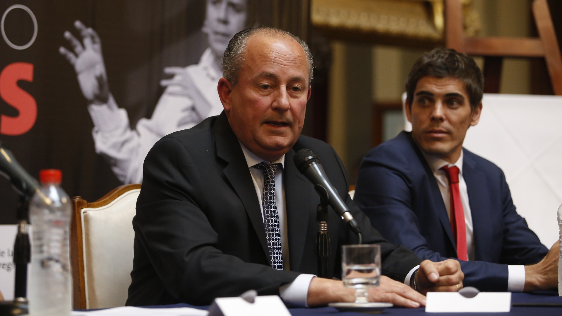 El senador Juan Carlos Marino, impulsor de este reconocimiento, junto a Gabriel Bartolomé
