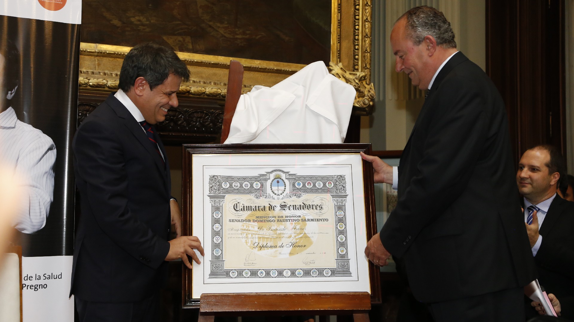 El senador Marino le entrega la distinción Domingo F. Sarmiento a Manes