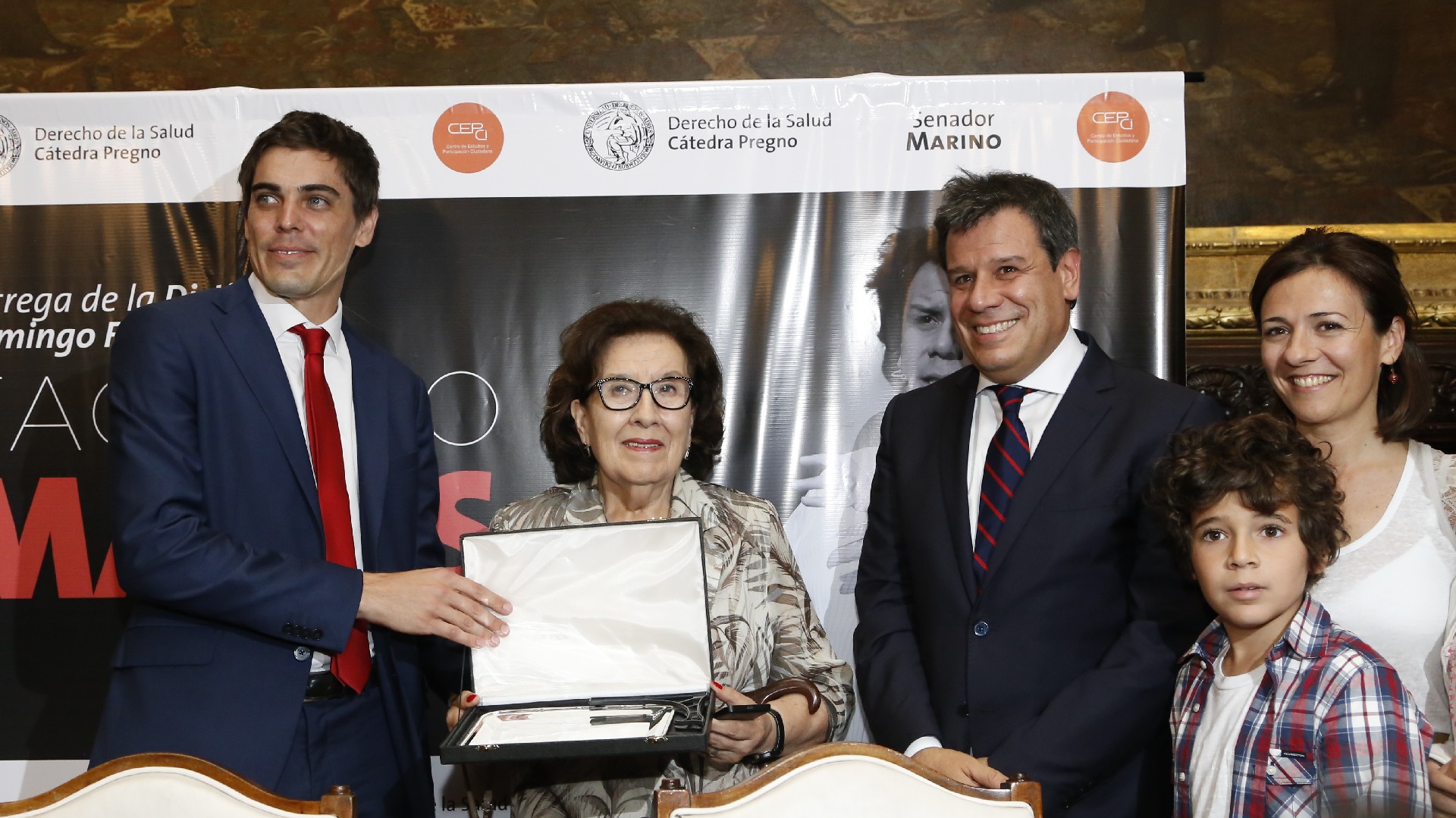 Facundo Manes junto a Nora, su madre, Josefina, su mujer, Pedro, su hijo, y Gabriel Bartolomé