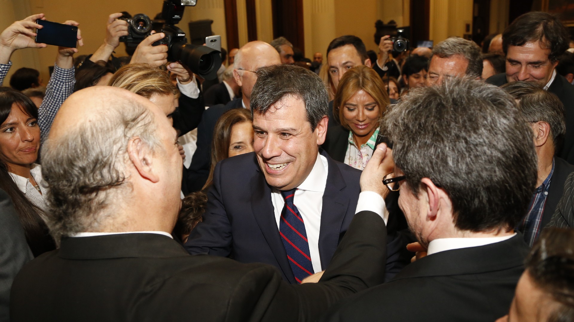 Facundo Manes, sobre el final, recibió el saludo de todos los presentes