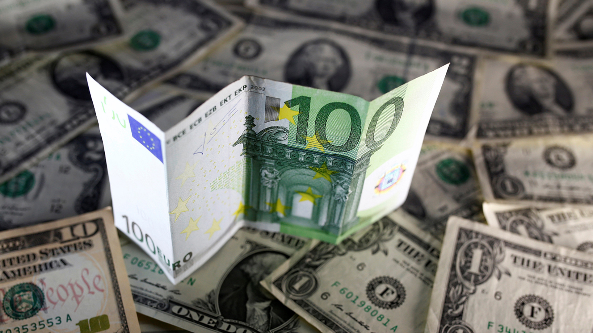 El dólar y el euro son las monedas que predominan en el ahorro de los argentinos (Reuters)