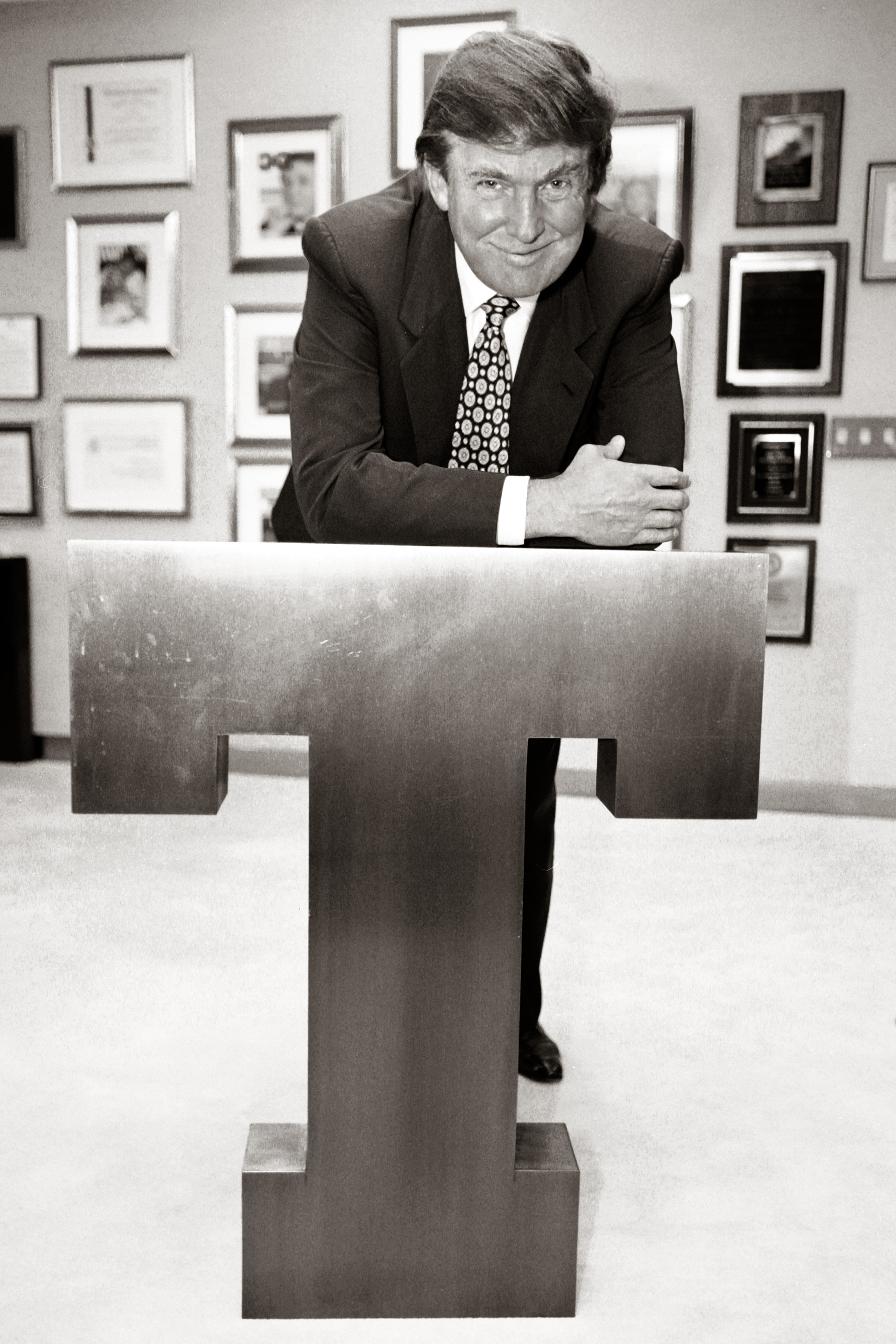 Trump posa junto a una gran letra T (1996)