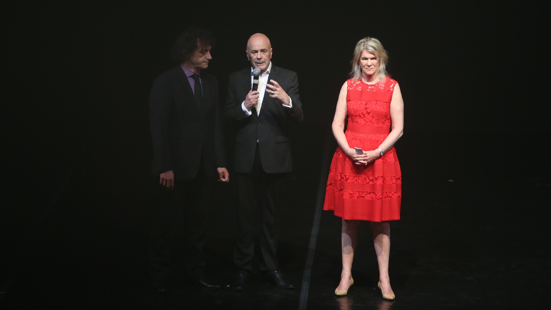 Eva Thesleff de Soldati en el escenario del Teatro de la Ribera junto al ministro de Cultura porteño, Ángel Mahler, y al director del Complejo Teatral de Buenos Aires, Jorge Telerman