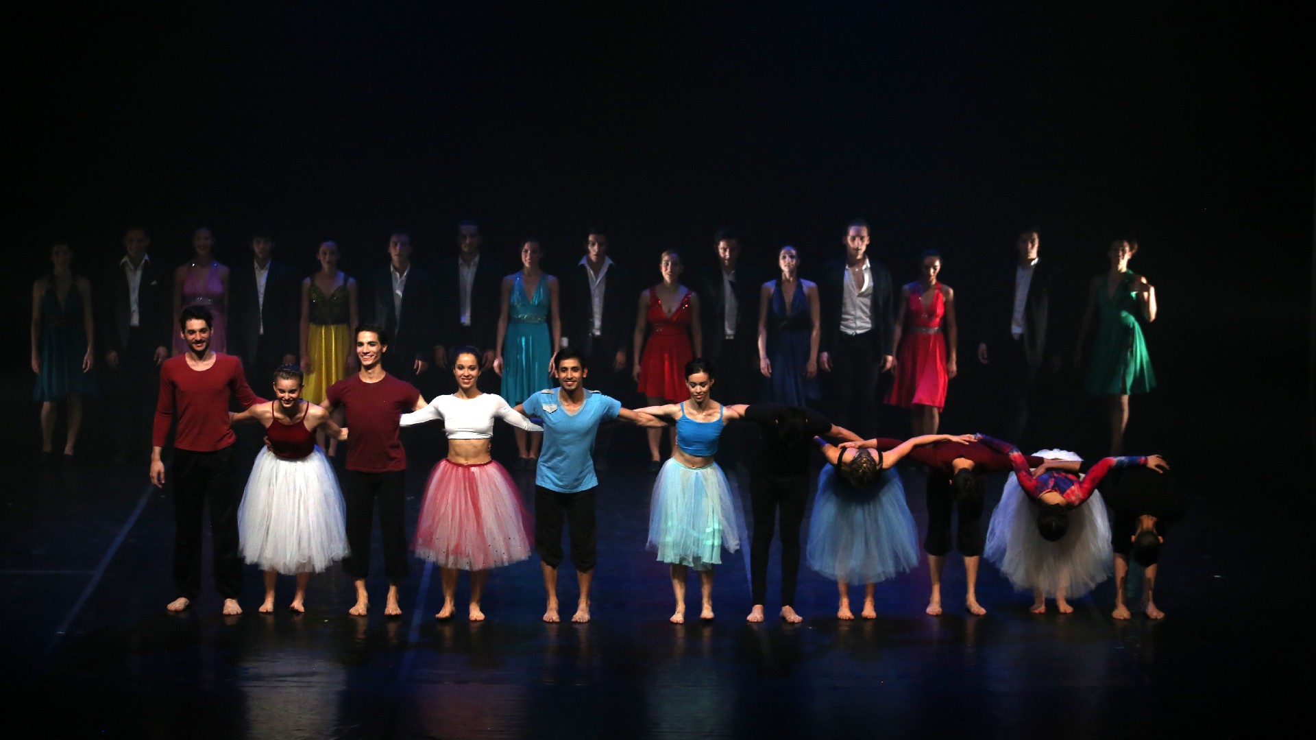 Elencos del Ballet Contemporáneo y del Taller de Danzas, surgidos en el seno del Teatro San Martín y próximos a cumplir cuatro décadas de formación, realizaron su intervención gracias a la iniciativa de la Fundación y a empresas privadas que, a través de la ley de Mecenazgo, brindan su apoyo