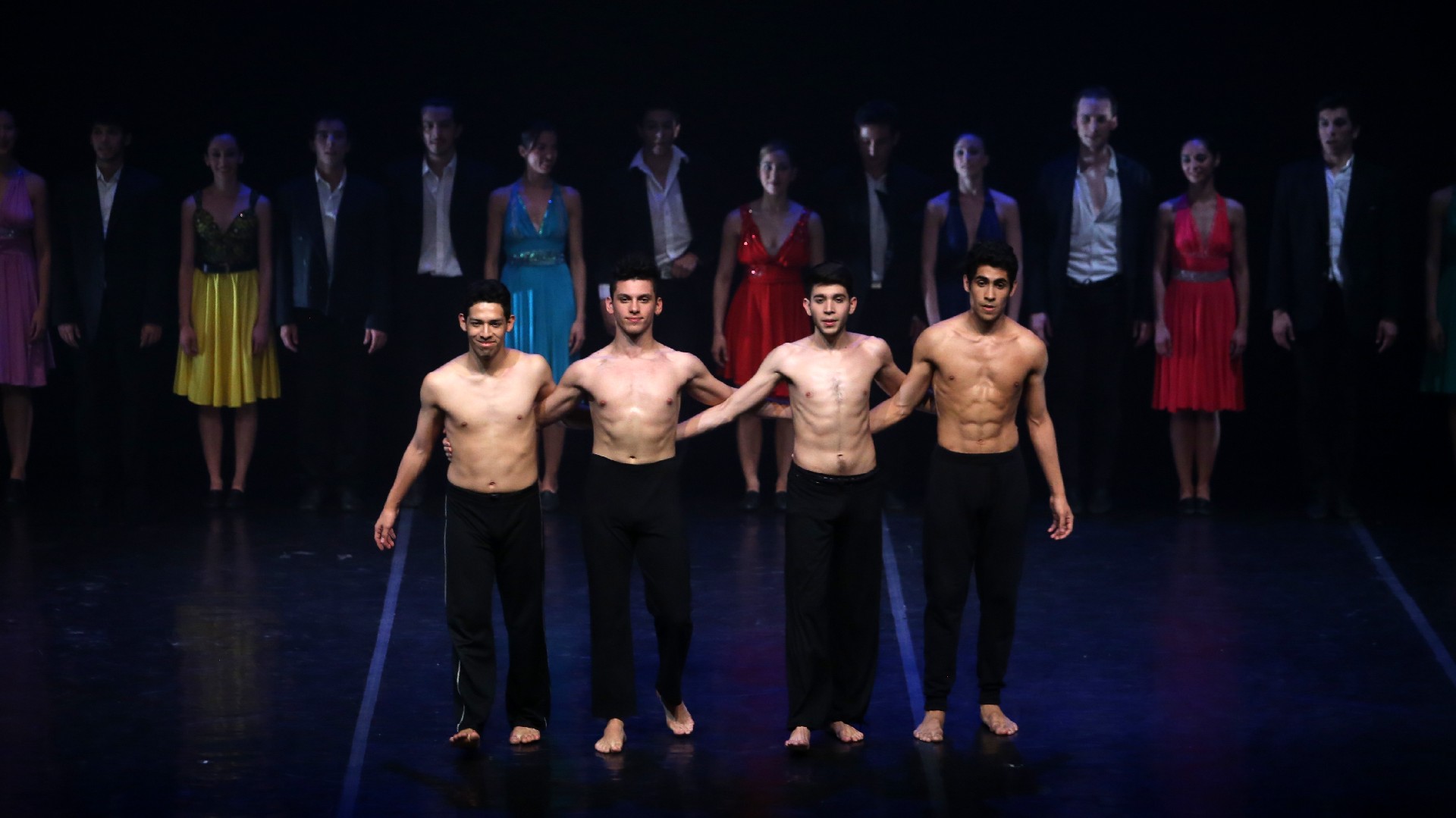 Jóvenes bailarines de primer, segundo y tercer año, desplegaron su enorme talento con la muestra del Taller de Danzas para complementar esta función especial, bajo la dirección de Norma Binaghi, directora de la Carrera de Perfeccionamiento en Danza Contemporánea del Teatro San Martín
