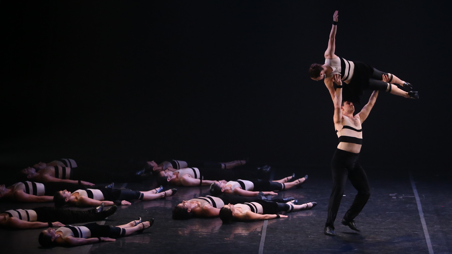 En 1977, el Teatro San Martín creó el Taller de Danzas junto con el Ballet Contemporáneo, con el propósito inicial de nutrir de bailarines a la Compañía estable del Teatro San Martín