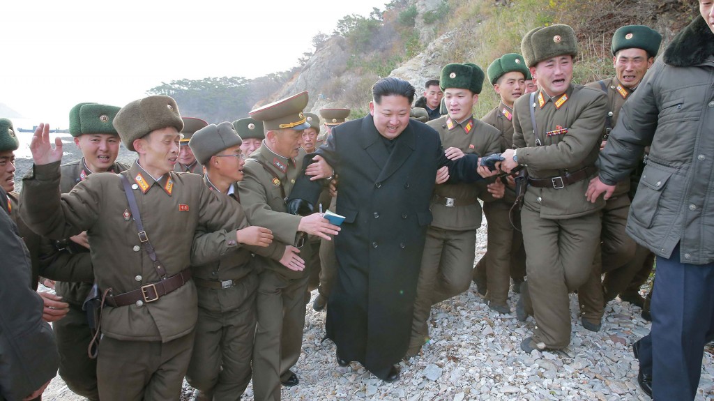 Kim Jong-Un junto a militares de distinto rango (Reuters)