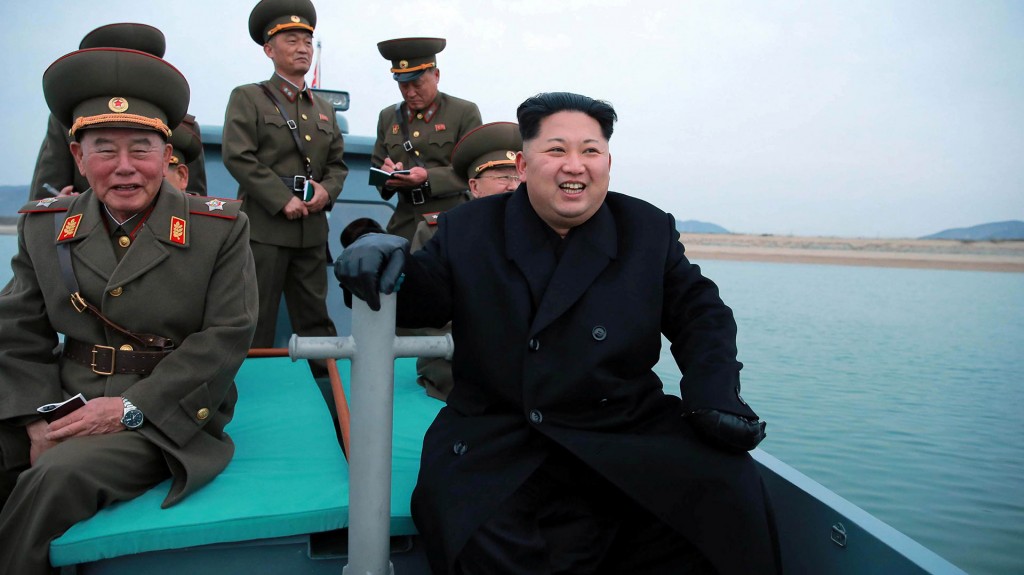 Kim Jong-un observa el lanzamiento de proyectiles (Reuters)