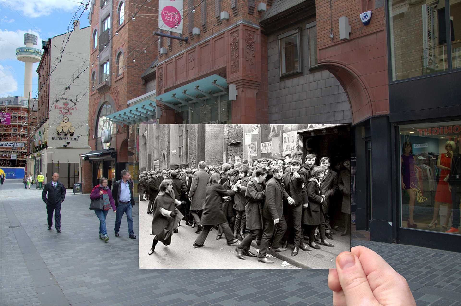 La ubicación original del Cavern Club en Mathew Street, superpuesta con una enorme cola para un concierto de los Beatles en los años 1960