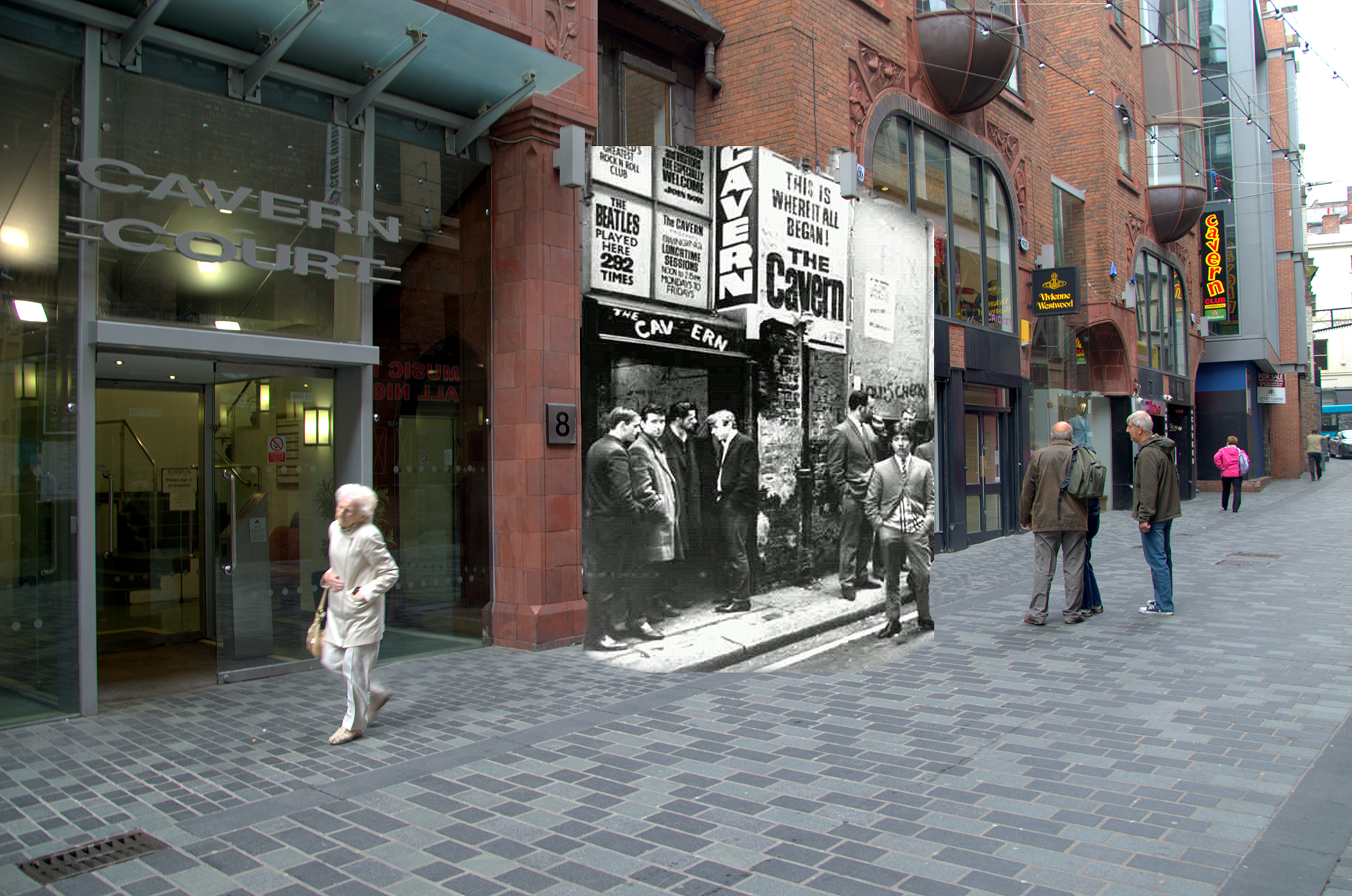 Aquí se captura la esencia de la Beatlemania fuera de la Caverna original de la calle Mathew, contrasta con las escenas más tranquilas fuera del club en el Liverpool moderno